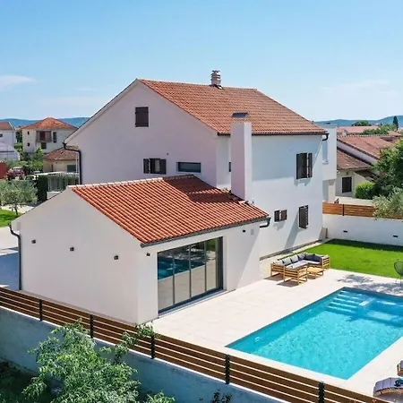 In Suko An With Swimming Pool Villa Sukošan